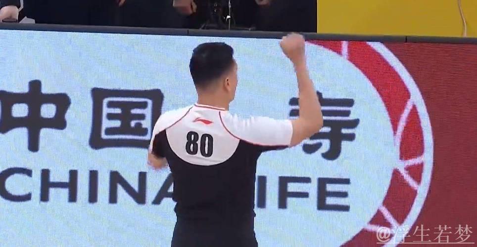 山西外援肘击朱俊龙被判违体犯规,球迷力挺裁判:做得对! 山西外援肘击朱俊龙被判违体犯规,球迷力挺裁判:做得对!